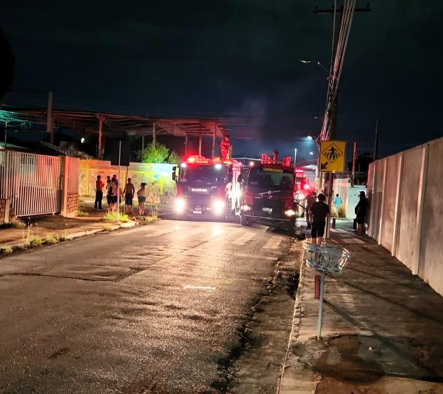 Corpo de Bombeiros combate incêndio em fábrica de espuma em Cuiabá - 